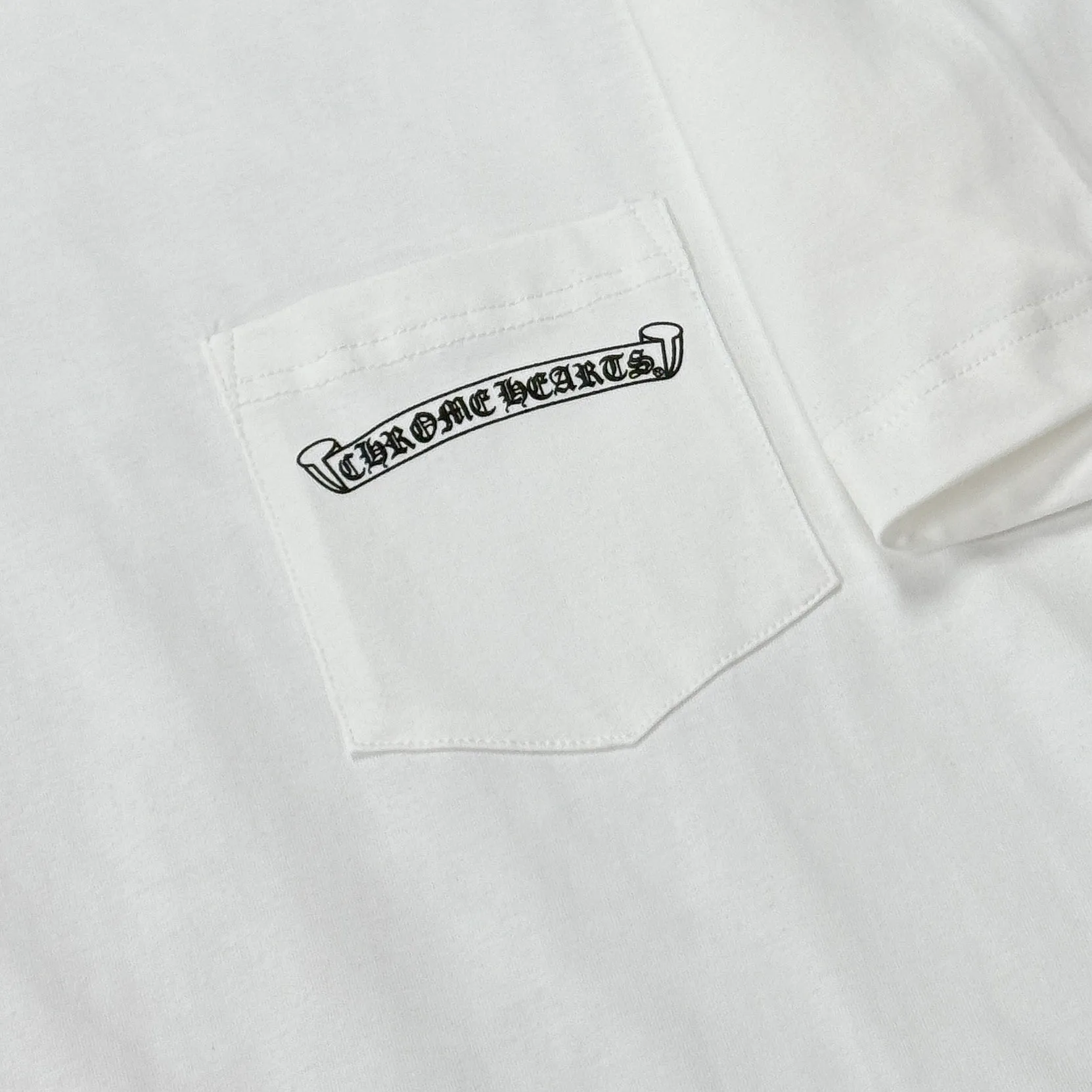 P170 Chrome Hearts 25 high-end versions. The fabric is made of 300 grams of high-density pure cotton. It does not deform or shrink. It has three labels. It is the same style for men and women. Technology: suede foaming + digital printing. Color: white, black. SIZE: S-XL.